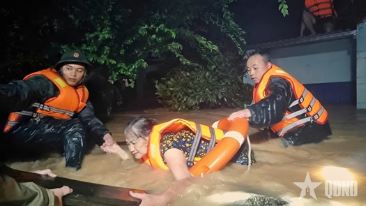 Bão lũ và tình dân